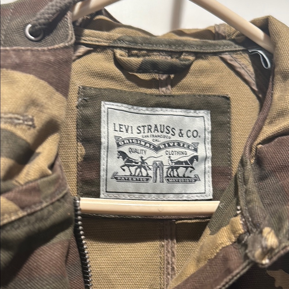Levi’s Camouflage Hooded Jacket - Picture 3 of 9